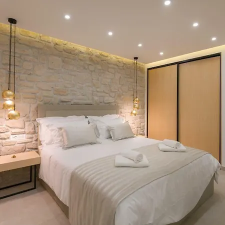 Lyra Apartment Split
